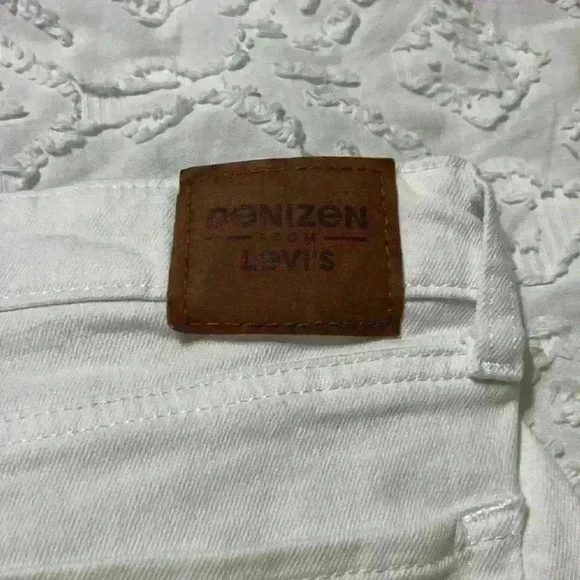 Denizen from Levi’s high-rise white shorts. Women’s size 10 - Picture 3 of 9